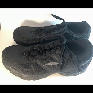 Avia all black tennis shoes